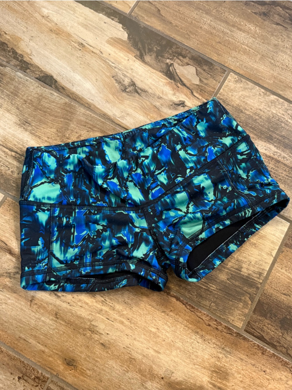 Fleo Shorts in Blue, green, black Print